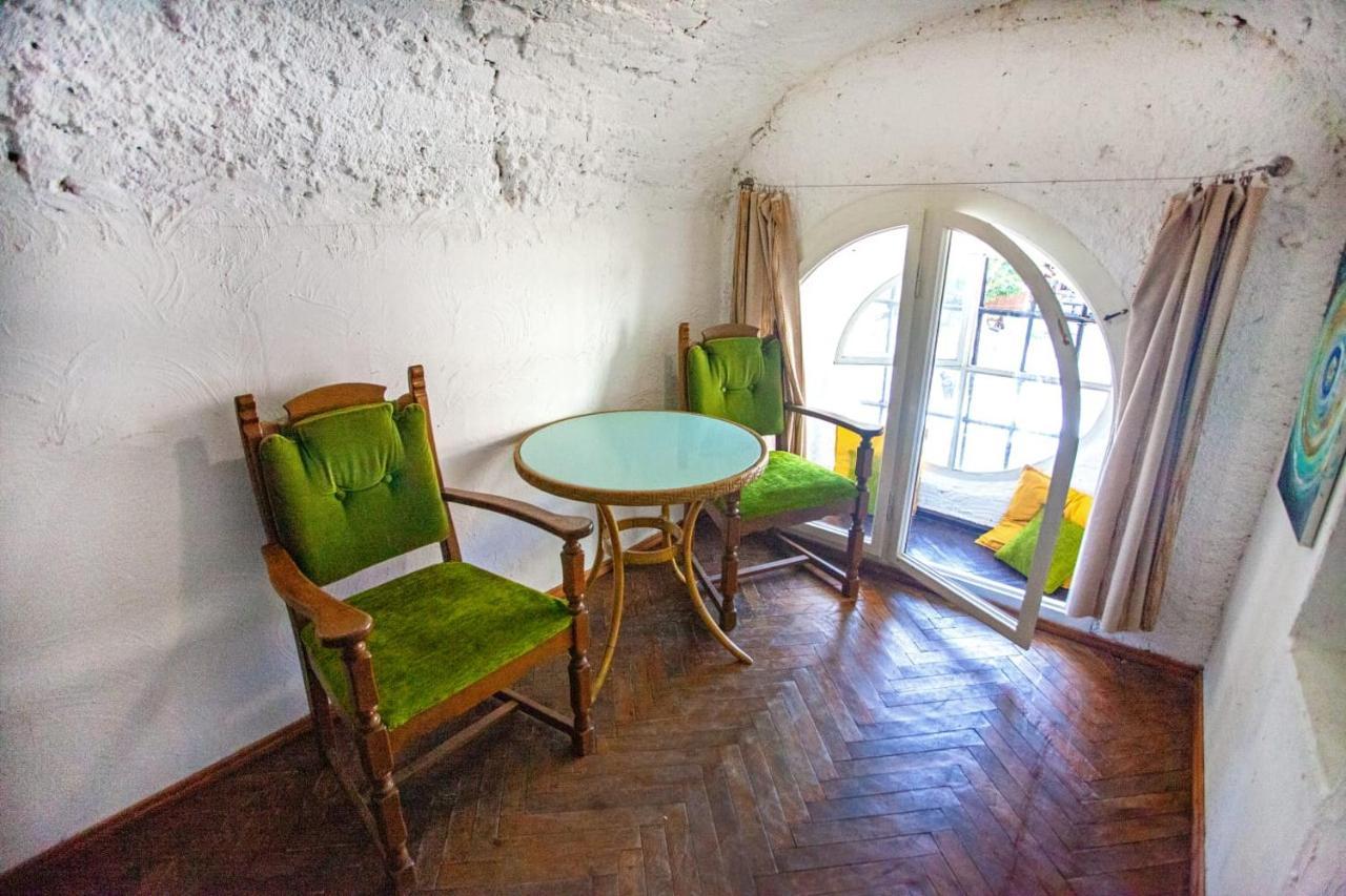 Artrooms -Round Windows Rynok Sq Lviv Exterior foto