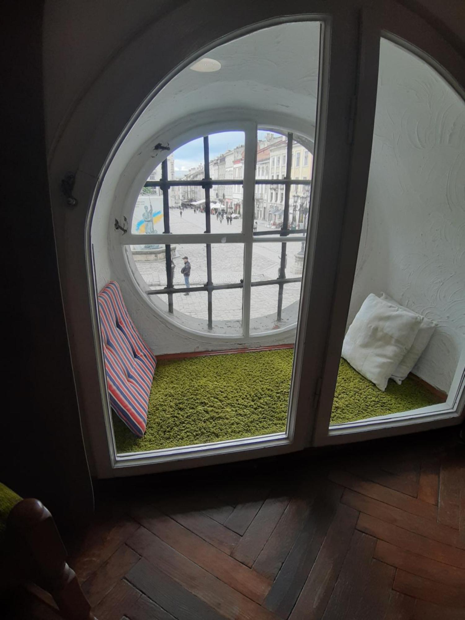 Artrooms -Round Windows Rynok Sq Lviv Exterior foto